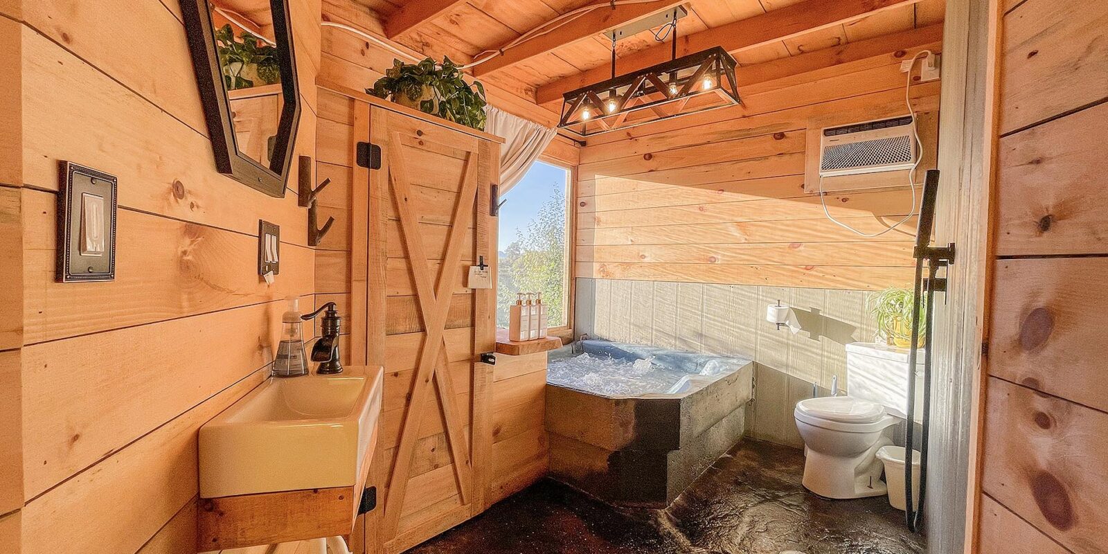 WV Glamping Hot Tub