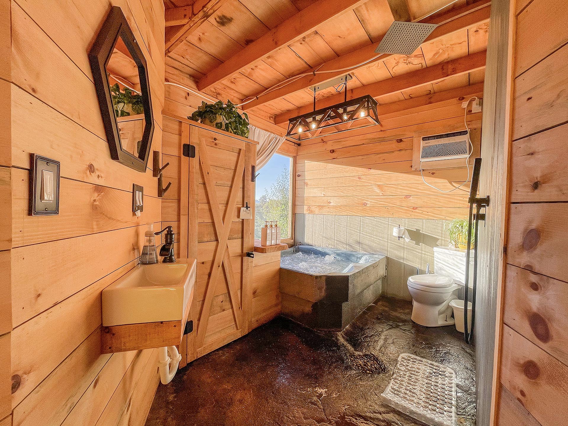 WV Glamping Hot Tub